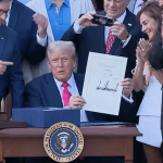 Trump firma la ley que contiene el impuesto del 1% a las remesas familiares