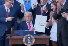 Trump firma la ley que contiene el impuesto del 1% a las remesas familiares
