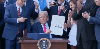 Trump firma la ley que contiene el impuesto del 1% a las remesas familiares