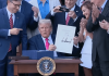 Trump firma la ley que contiene el impuesto del 1% a las remesas familiares