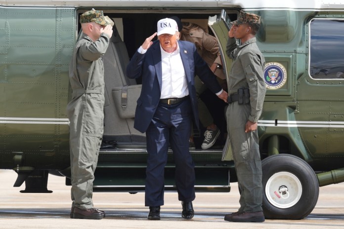 El presidente estadounidense, Donald Trump, llega en el helicóptero Marine One a la base aérea Kelly Field en San Antonio, Texas, el viernes 11 de julio de 2025. Foto La Hora: (AP Foto/Jacquelyn Martin)
