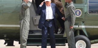 El presidente estadounidense, Donald Trump, llega en el helicóptero Marine One a la base aérea Kelly Field en San Antonio, Texas, el viernes 11 de julio de 2025. Foto La Hora: (AP Foto/Jacquelyn Martin)