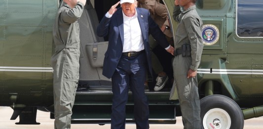 El presidente estadounidense, Donald Trump, llega en el helicóptero Marine One a la base aérea Kelly Field en San Antonio, Texas, el viernes 11 de julio de 2025. Foto La Hora: (AP Foto/Jacquelyn Martin)