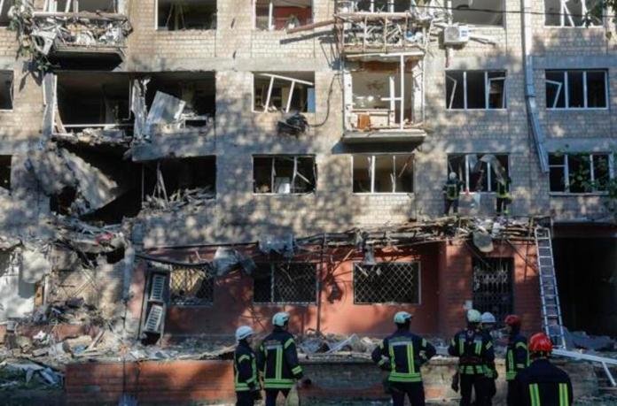 Kiev despierta entre explosiones y humo en medio de uno de los peores ataques rusos. Foto La Hora: EFE.