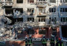 EFE: Kiev despierta bajo fuego con uno de los peores ataques rusos desde el inicio de la guerra Kiev despierta entre explosiones y humo en medio de uno de los peores ataques rusos. Foto La Hora: EFE.