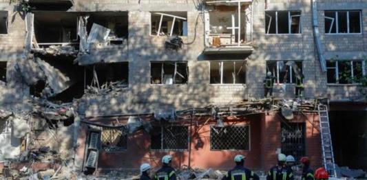 Kiev despierta entre explosiones y humo en medio de uno de los peores ataques rusos. Foto La Hora: EFE.