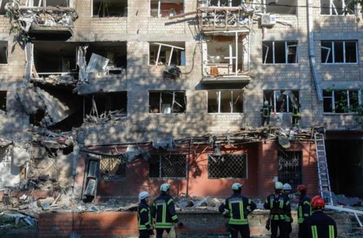 Kiev despierta entre explosiones y humo en medio de uno de los peores ataques rusos. Foto La Hora: EFE.