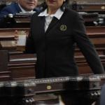 Una trabajadora 011 del Organismo Legislativo portando uno de los uniformes. Foto: La Hora / José Orozco.