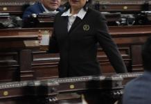 Una trabajadora 011 del Organismo Legislativo portando uno de los uniformes. Foto: La Hora / José Orozco.