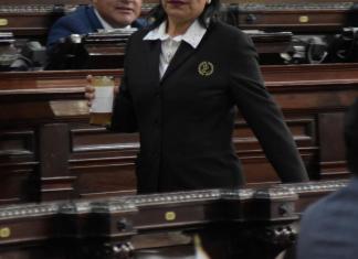 Una trabajadora 011 del Organismo Legislativo portando uno de los uniformes. Foto: La Hora / José Orozco.