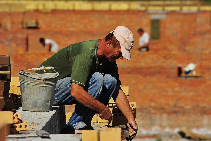 Urge aplicar estándares antisísmicos por construcciones informales que predominan en el país