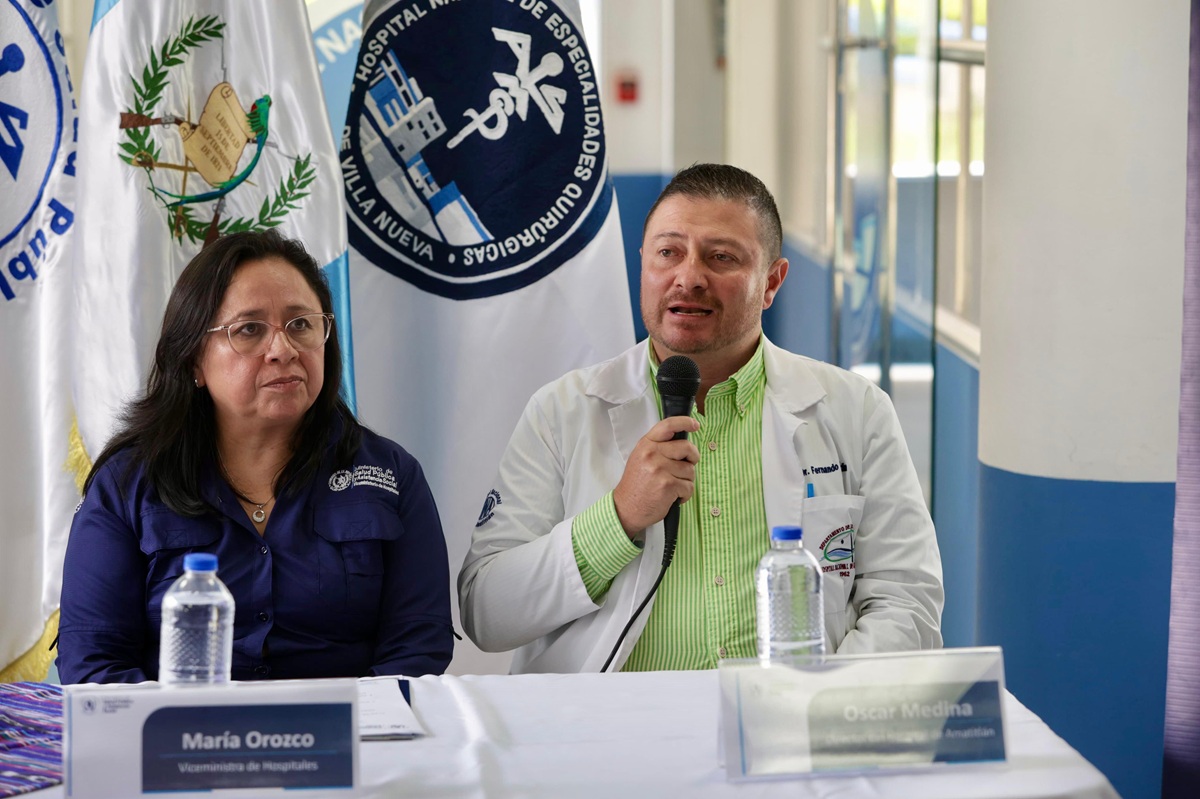 Viceministra de Hospitales, María del Rosario Orozco, y Director del Hospital Nacional de Amatitlán, Óscar Medina.
