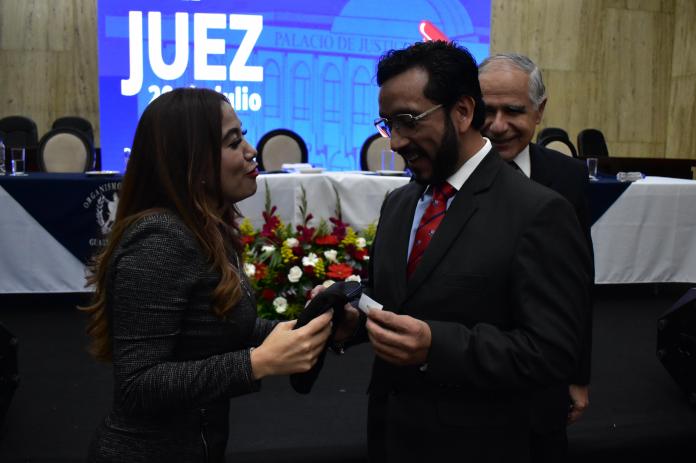 El juez Víctor Cruz resultó ganador de una rifa que realizó el Organismo Judicial. Foto: La Hora / Daniel Ramírez.