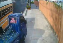Bus extraurbano casi provoca accidente en Santa Catarina Pinula. Foto La Hora: Captura de pantalla