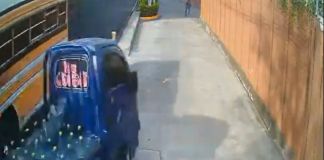Bus extraurbano casi provoca accidente en Santa Catarina Pinula. Foto La Hora: Captura de pantalla