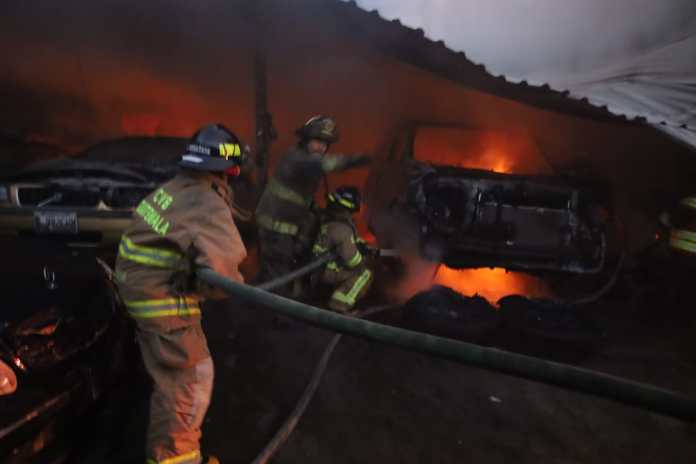 Incendio consume taller mecanico en la Colonia Vista Hermosa 1, zona 15 capitalina