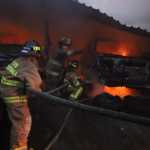 Incendio consume taller mecanico en la Colonia Vista Hermosa 1, zona 15 capitalina