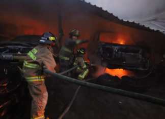 Incendio consume taller mecanico en la Colonia Vista Hermosa 1, zona 15 capitalina