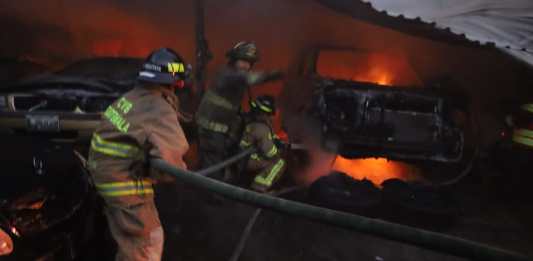 Incendio consume taller mecanico en la Colonia Vista Hermosa 1, zona 15 capitalina