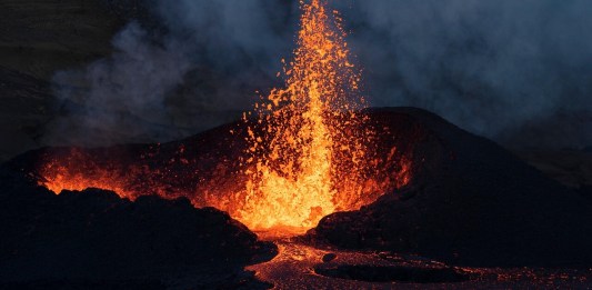 Erupción volcán tras terremoto en Rusia
