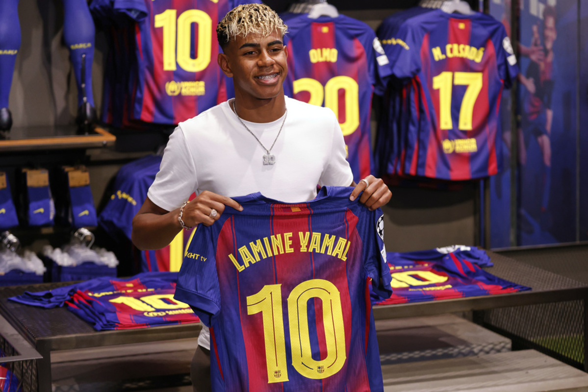 Míticos jugadores que han portado la camiseta 10 del Barcelona, ahora heredada por Yamal