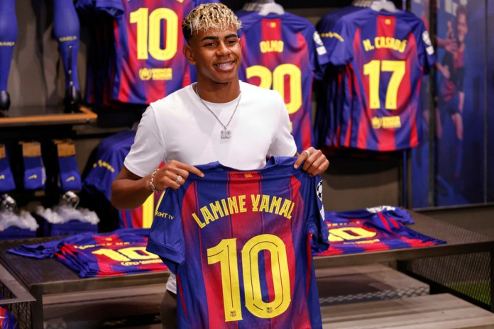 Míticos jugadores que han portado la camiseta 10 del Barcelona, ahora heredada por Yamal. Foto La Hora: AP.