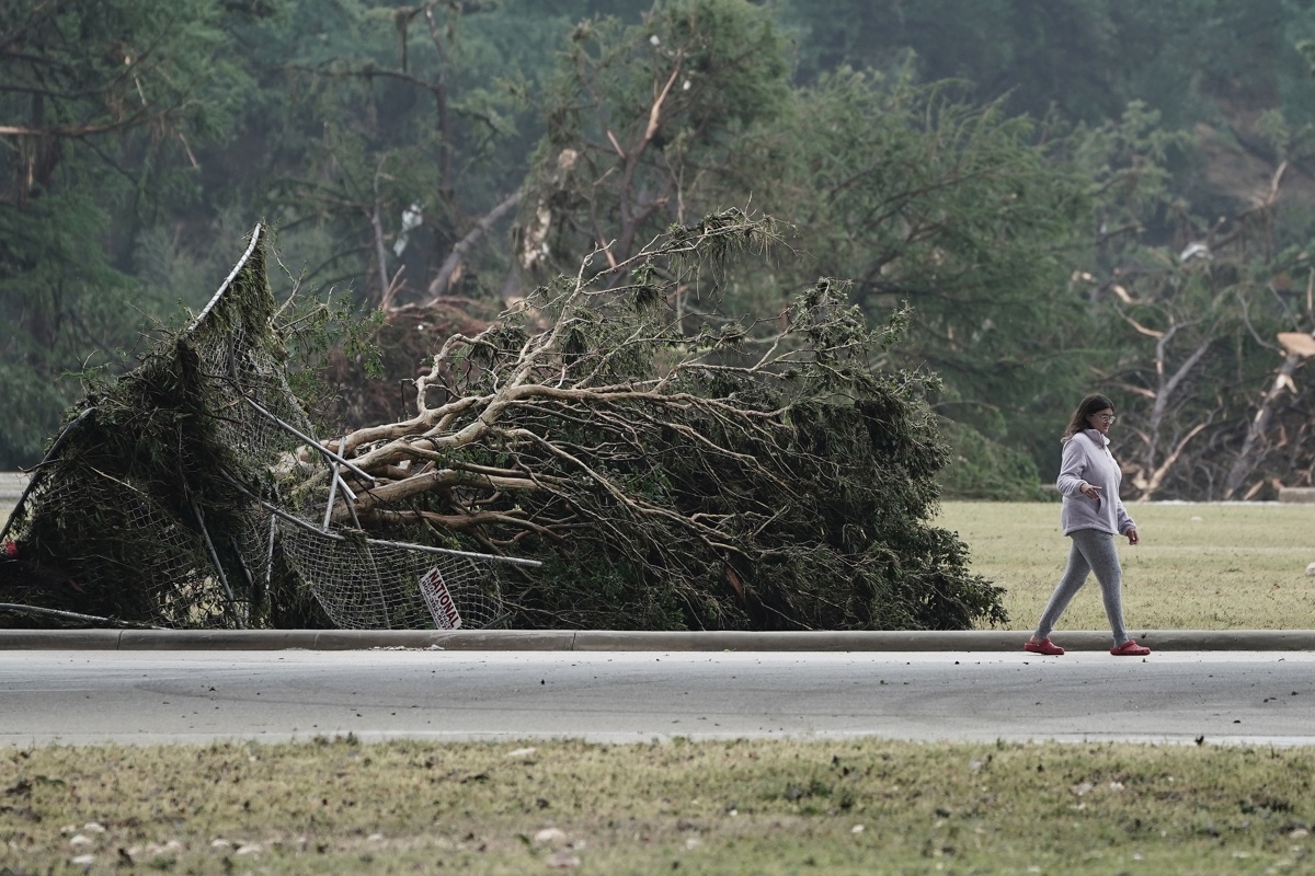 Número de víctimas mortales se eleva a 43 por inundaciones en Texas