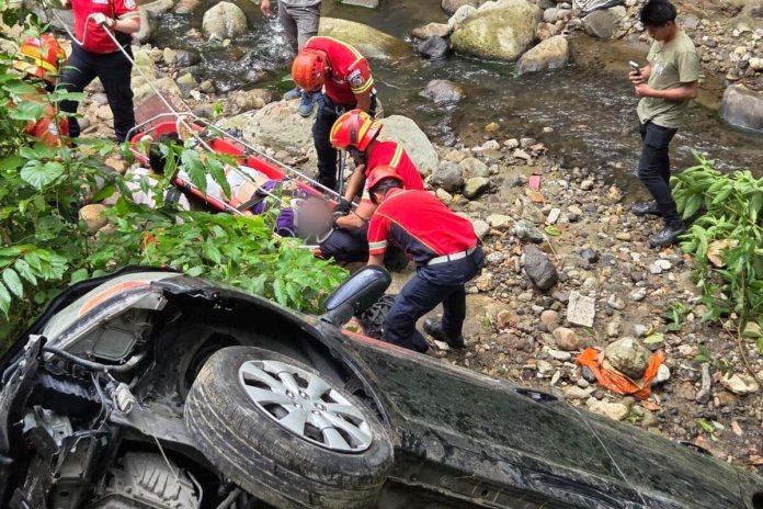 Mujer fue rescatada tras caer en una hondonada en zona 16. Foto La Hora: Bomberos Municipales