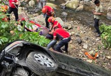 Mujer fue rescatada tras caer en una hondonada en zona 16. Foto La Hora: Bomberos Municipales