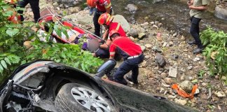 Bomberos rescatan a mujer que se accidentó en zona 16 Mujer fue rescatada tras caer en una hondonada en zona 16. Foto La Hora: Bomberos Municipales