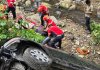 Mujer fue rescatada tras caer en una hondonada en zona 16. Foto La Hora: Bomberos Municipales
