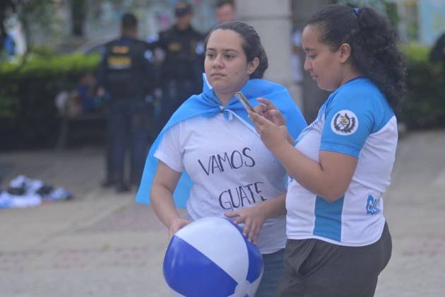 Personas se encuentra a la espera del partido de semifinal de la Copa Oro. Foto La Hora / Fabricio Alonzo