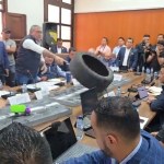 El diputado de Cabal, Luis Aguirre, lanzó un neumático en contra del titular del Ministerio de Comunicaciones, Miguel Ángel Díaz. Foto La Hora: Mi Muni Moyuta