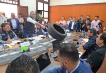El diputado de Cabal, Luis Aguirre, lanzó un neumático en contra del titular del Ministerio de Comunicaciones, Miguel Ángel Díaz. Foto La Hora: Mi Muni Moyuta