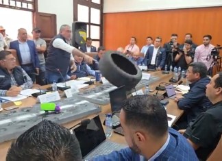 El diputado de Cabal, Luis Aguirre, lanzó un neumático en contra del titular del Ministerio de Comunicaciones, Miguel Ángel Díaz. Foto La Hora: Mi Muni Moyuta