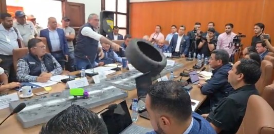 El diputado de Cabal, Luis Aguirre, lanzó un neumático en contra del titular del Ministerio de Comunicaciones, Miguel Ángel Díaz. Foto La Hora: Mi Muni Moyuta