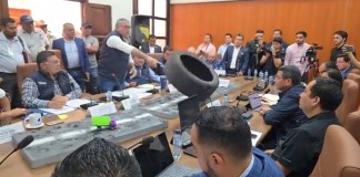 Luis Aguirre pierde las formas y lanza una llanta en citación con Ministro El diputado de Cabal, Luis Aguirre, lanzó un neumático en contra del titular del Ministerio de Comunicaciones, Miguel Ángel Díaz. Foto La Hora: Mi Muni Moyuta