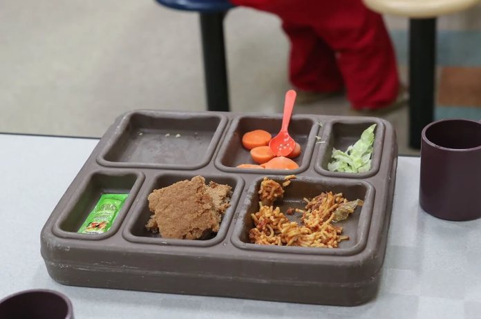 Bandeja de alimentos entregada a migrantes detenidos en centros de ICE. Foto La Hora / USA Today - Jay Calderon 