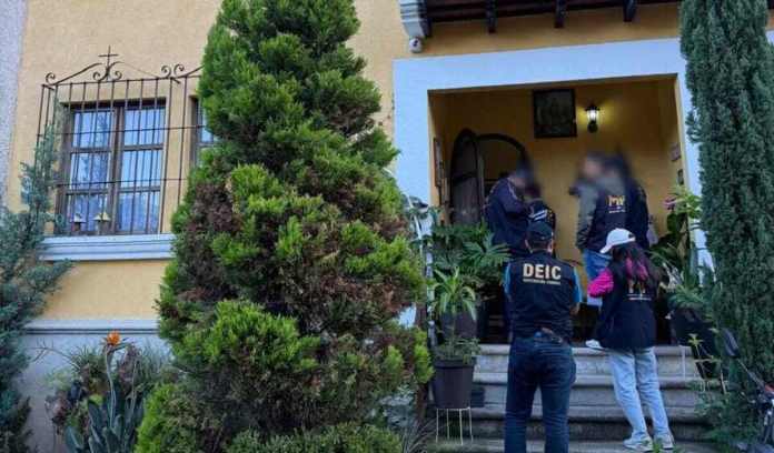 El Ministerio Público allana tres propiedades vinculadas a Miguel Martínez en Jocotenango. Foto La Hora: MP