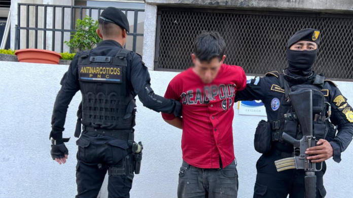 La Policía Nacional Civil (PNC) informó sobre un operativo contra el narcomenudeo en donde fue capturado 
