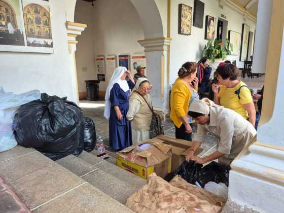 Vecinos de San Juan del Obispo y monjas de la orden de Bethania recolectan alimentos para llevar a Santa María de Jesús, Sacatepéquez