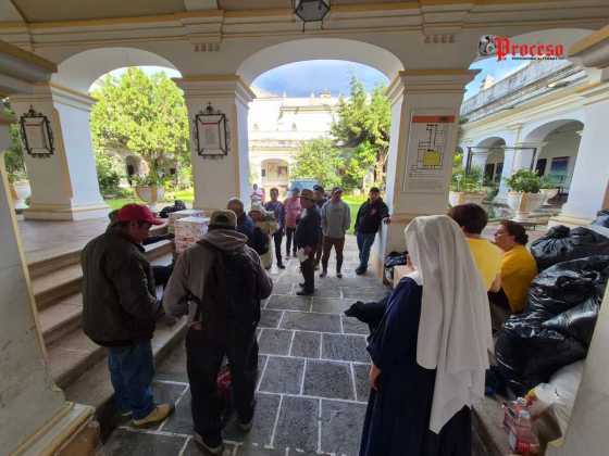 Vecinos San Juan del Obispo y monjas de la orden de Bethania recolectan alimentos para llevar a Santa María de Jesús, Sacatepéquez