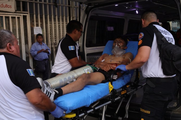 Edwin Eduvijes Girón Ramírez quien es trasladado al Hospital General San Juan de Dios al presentar una herida de bala tras un ataque armado.
