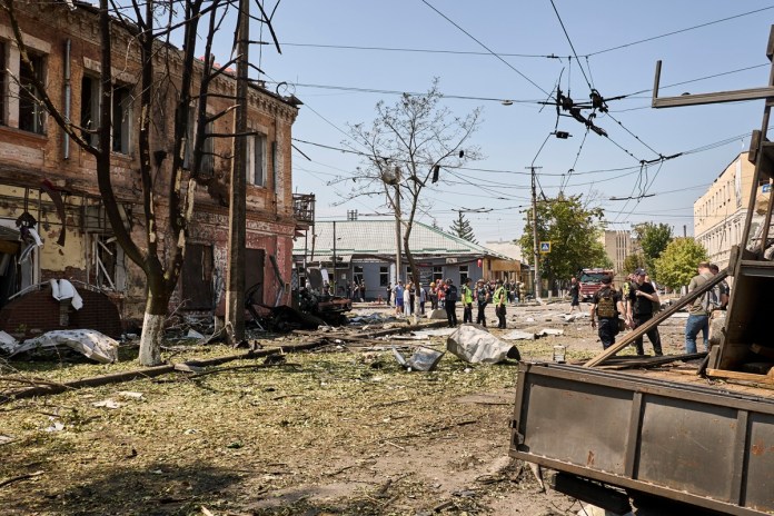 Servicios de emergencia ucranianos verificando los daños realizados por ataque de drones Rusos. Foto La Hora: EFE