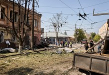 Servicios de emergencia ucranianos verificando los daños realizados por ataque de drones Rusos. Foto La Hora: EFE