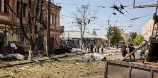 Servicios de emergencia ucranianos verificando los daños realizados por ataque de drones Rusos. Foto La Hora: EFE