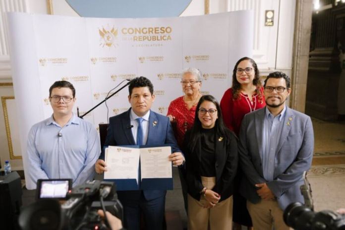 Diputados de la bancada oficial presentar reformas para regular las negociaciones de los pactos colectivos. Foto: Congreso de la República