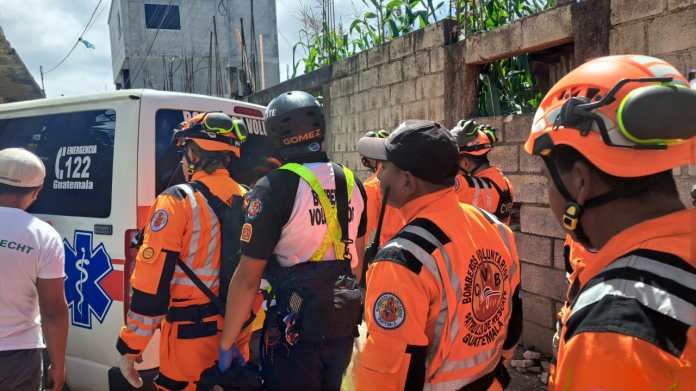 Seis personas han fallecido por los sismos en Santa María de Jesús y Barcenas, Villa Nueva desde el martes. Foto La Hora: CVB