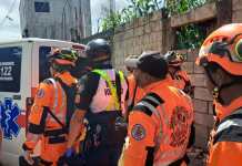 Seis personas han fallecido por los sismos en Santa María de Jesús y Barcenas, Villa Nueva desde el martes. Foto La Hora: CVB
