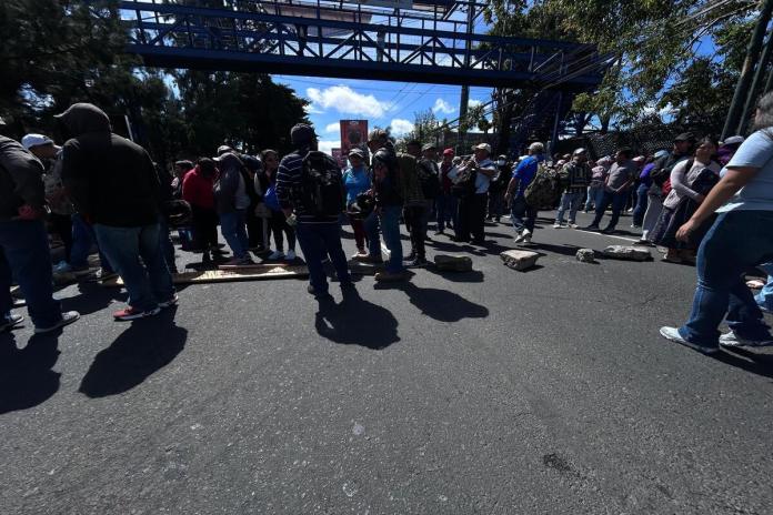 Maestros bloquean el paso en distintas carreteras este 14 de julio. Foto: La Hora / Daniel Ramírez